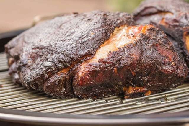 Meat smoking on the Weber Summit Kamado