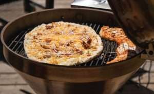 Cooking a pizza on the recteq Bullseye