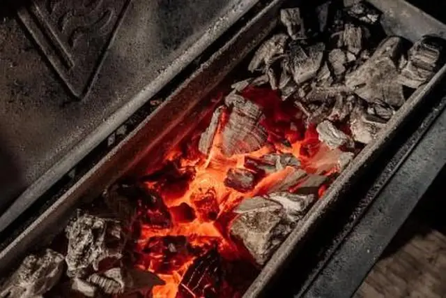 Lump charcoal burning in Masterbuilt smoker
