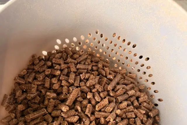 Sieving pellets before going into the smoker
